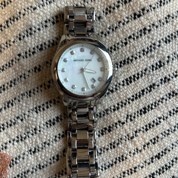 Michael Kors stainless steel watch with a multicolored pearl face - Picture 3 of 8
